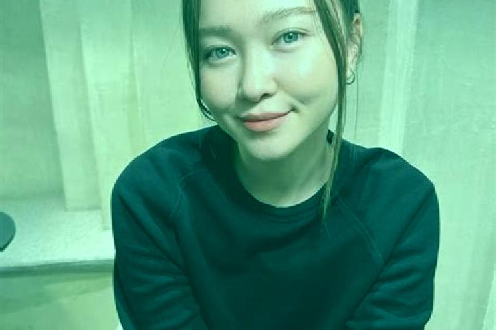 Hazel, 25, a red blue-eyed asian companion based in Busselton city centre. Offering Duos, BDSM, Dinner Date. Available for incall and outcall, overnight book...