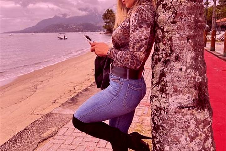 Hazel, 30 — Escort in Candido Sales, Brazil