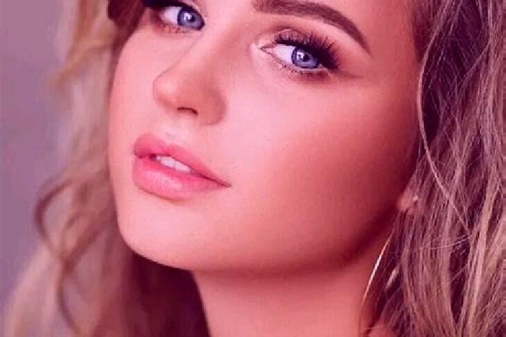 Hazel, 37, a dark blonde blue-eyed ebony companion based in Dilkon. Offering Duos, BDSM, Travel Companion. Available for incall and outcall, overnight bookin...