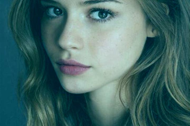 Iris, 21, a chestnut dark-eyed latina companion based in Carballeda de Avia. Offering Travel Companion, A-Level, OWO, Overnight. Available for incall and out...