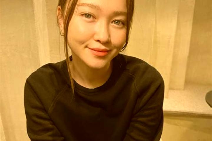 Iris, 21, a red blue-eyed asian companion based in Elyria. Offering Couples, Girlfriend Experience, Fetish, Prostate Massage, 69. Available for incall and ou...