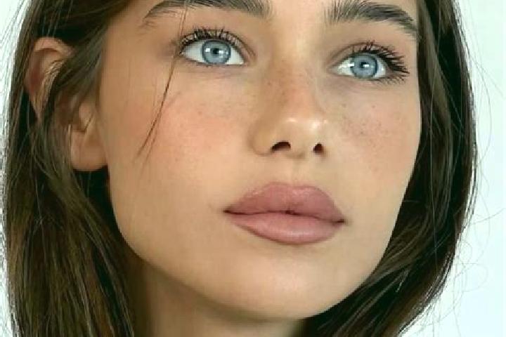 Iris, 22, a brunette amber-eyed mixed companion based in Jenstejn. Offering OWO, Travel Companion. Available for incall and outcall, day and evening dates.