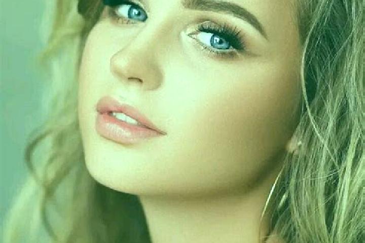 Iris, 25, a dark blonde blue-eyed ebony companion based in Leon. Offering GFE, Massage, OWO. Available for incall and outcall, day and evening dates.