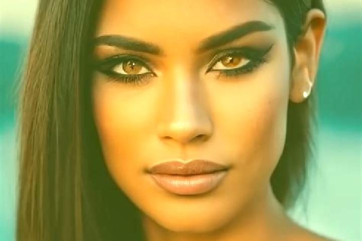 Iris, 26, a auburn dark-eyed latina companion based in Bressa. Offering Dinner Date, Party Girl, OWO. Available for incall and outcall, overnight bookings av...