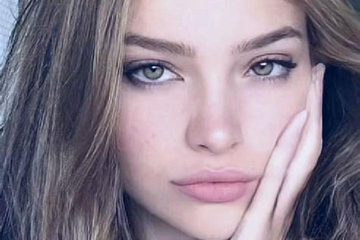 Iris, 27, a auburn hazel-eyed slavic companion based in Hammersmith. Offering Party Girl, A-Level, Travel Companion. Available for incall and outcall, day an...