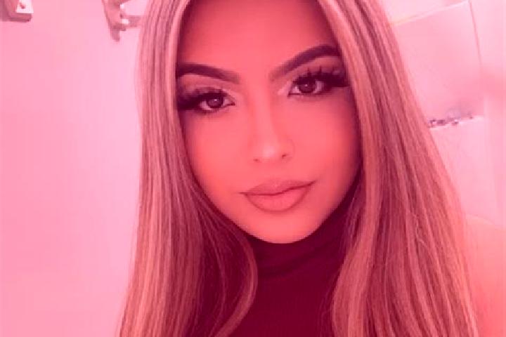 Iris, 28, a blonde amber-eyed latina companion based in Tinchebray. Offering 69, Domination, OWO. Available for incall and outcall, day and evening dates.