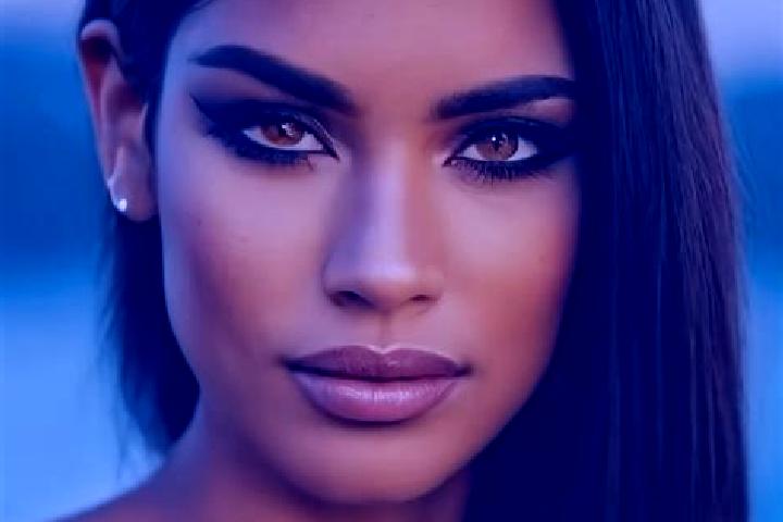 Iris, 30, a black brown-eyed latina companion based in Oia. Offering Party Girl, OWO, GFE, 69. Available for incall and outcall, day and evening dates.