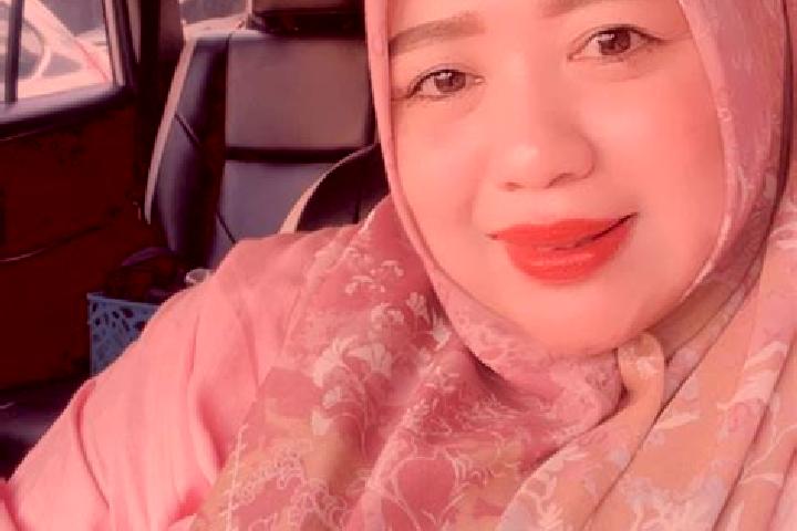 Iris, 30 — Escort in Polewali, Indonesia