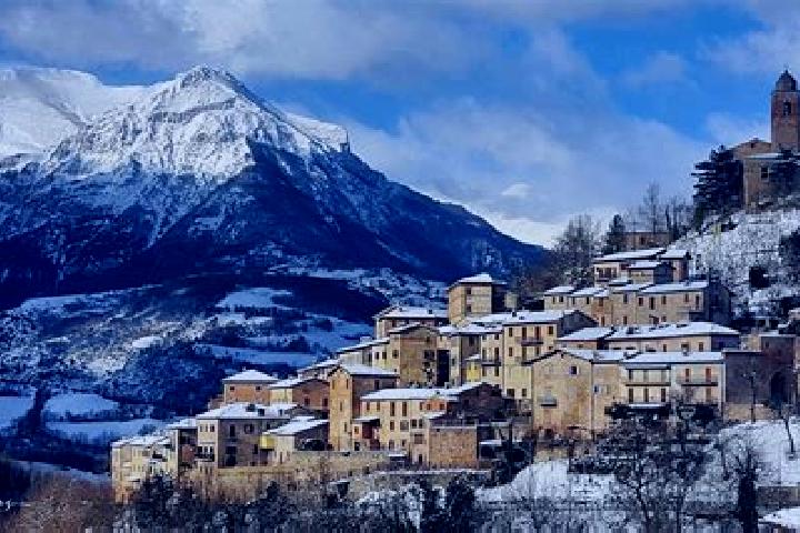 Isabella, 22 — Escort in Montefortino, Italy