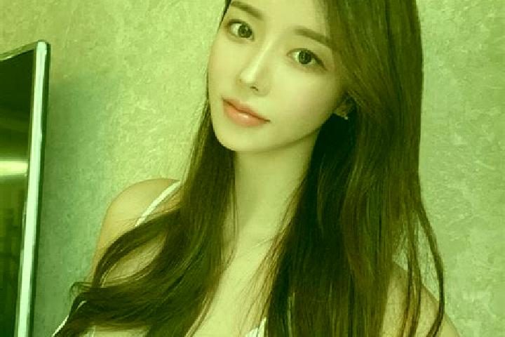Isabella, 26 — Escort in Myongch on, North Korea