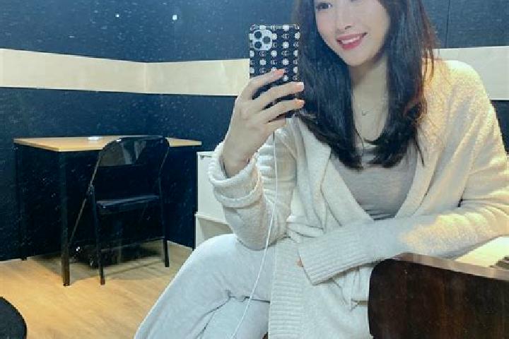 Isabella, 27 — Escort in Yelin, China