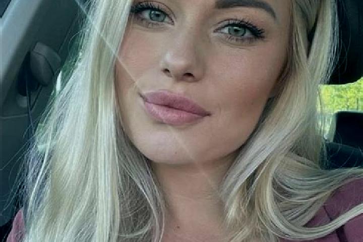Isabella, 38, a blonde hazel-eyed middle eastern companion based in Plumaugat. Offering Roleplay, Massage, Deep French Kissing, OWO, BDSM. Available for inca...
