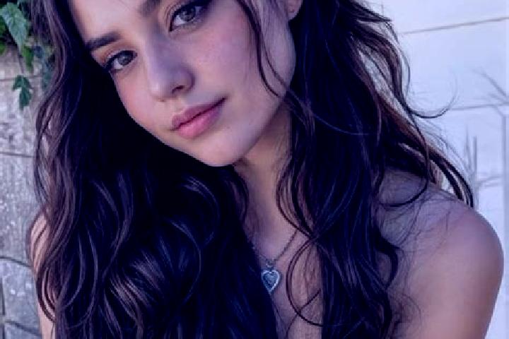 Ivy, 23, a auburn hazel-eyed slavic companion based in Corguinho. Offering Domination, 69, Massage. Available for incall and outcall, overnight bookings avai...