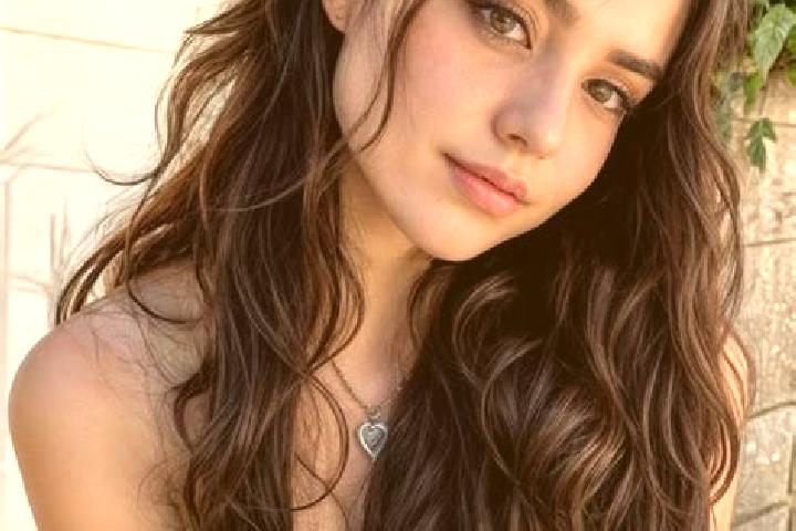 Ivy, 23, a brunette hazel-eyed middle eastern companion based in Trpanj. Offering Party Girl, Travel Companion, Couples, Erotic Massage. Available for incall...