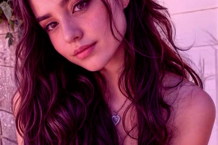 Jade, 21, a auburn hazel-eyed middle eastern companion based in Gull Lake. Offering Striptease, Dinner Date, Party Girl, Massage, Tantra. Available for incal...
