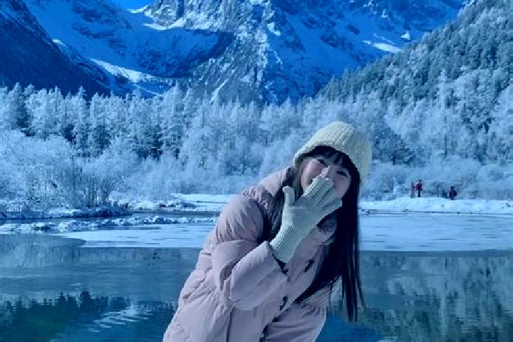 Kinsley, 22 — Escort in Haizigou, China