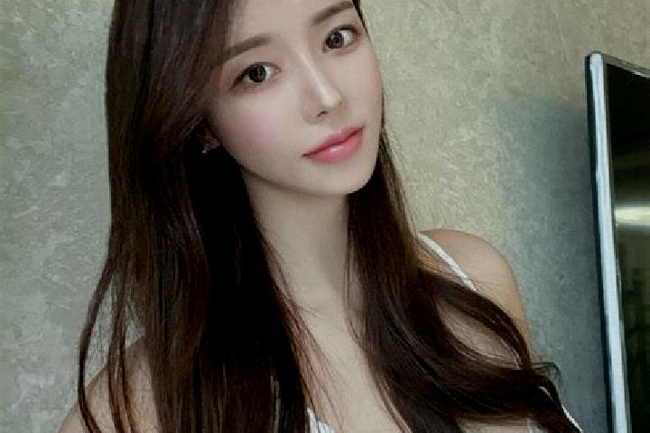 Kinsley, 24 — Escort in Potou, China