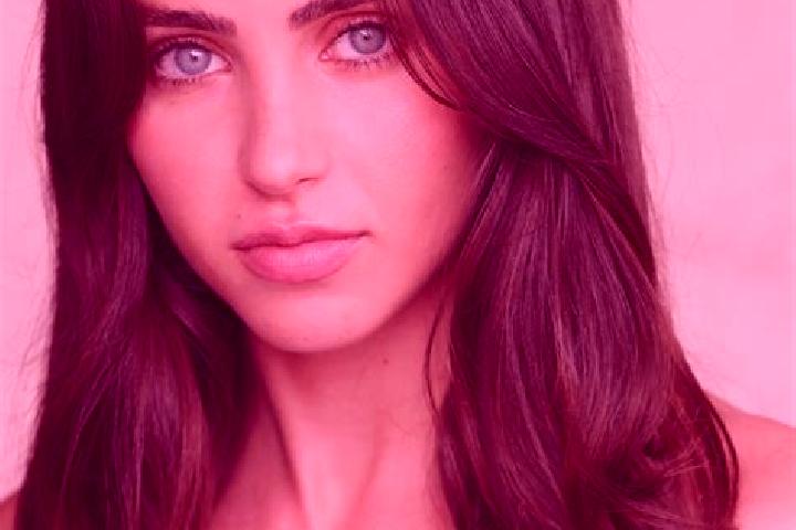 Kinsley, 30, a auburn dark-eyed latina companion based in Liang. Offering Striptease, Roleplay, Couples. Available for incall and outcall, day and evening da...