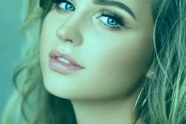 Kinsley, 33, a dark blonde blue-eyed mediterranean companion based in Powhatan Point. Offering Couples, Erotic Massage, Travel Companion, Party Girl. Availab...