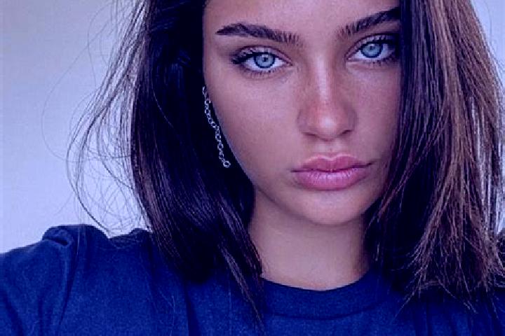 Layla, 29, a brunette dark-eyed european companion based in Tumenggungan. Offering Roleplay, Couples, Travel Companion, Deep French Kissing. Available for in...