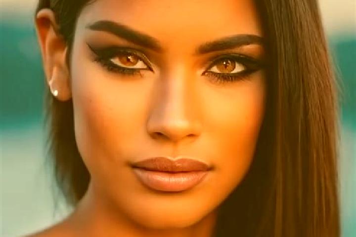 Layla, 32, a brunette amber-eyed latina companion based in La Paz. Offering OWO, BDSM, GFE. Available for incall and outcall, day and evening dates.