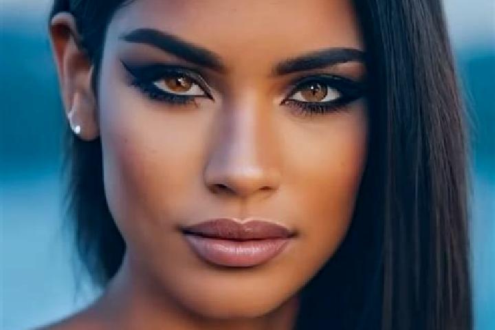 Layla, 32, a brunette amber-eyed latina companion based in Lirang. Offering Duos, A-Level, Roleplay, Striptease, 69. Available for incall and outcall, overni...