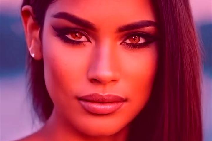 Layla, 33, a auburn hazel-eyed latina companion based in El Cenidor. Offering CIM, GFE. Available for incall and outcall, day and evening dates.