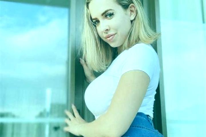 Layla, 39, a blonde amber-eyed latina companion based in Santa Catalina. Offering Girlfriend Experience, Roleplay, Party Girl, Overnight, Dinner Date. Availa...