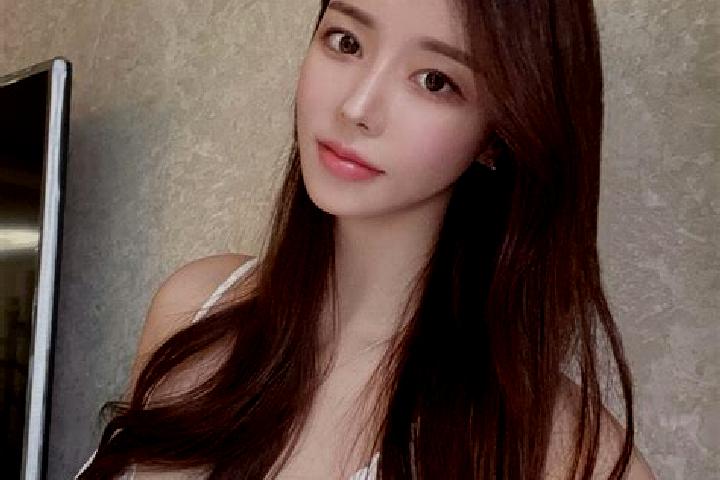Lillian, 21 — Escort in Xiaba, China