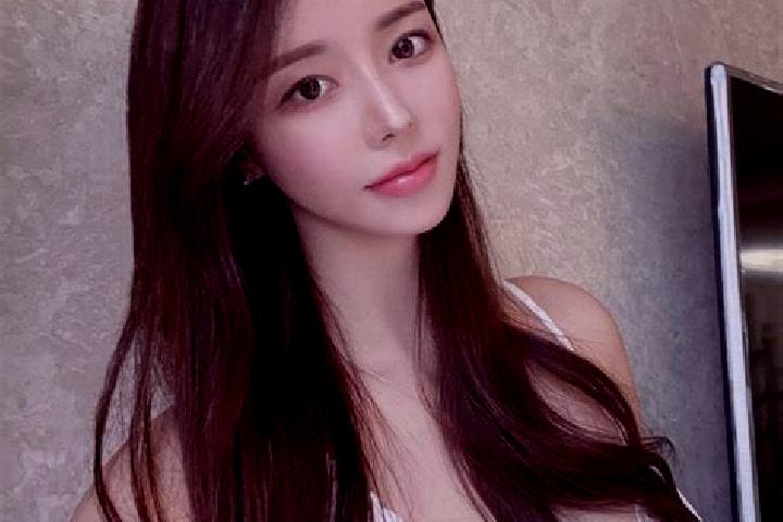 Lillian, 22 — Escort in Qarqi, China