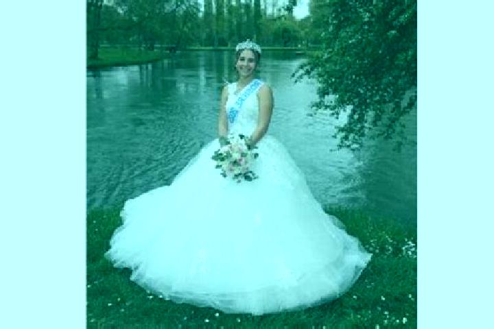 Lillian, 23 — Escort in Mehun-sur-Yevre, France
