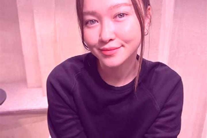 Lillian, 27, a red blue-eyed asian companion based in Tongle. Offering Travel Companion, A-Level, Tantra. Available for incall and outcall, overnight booking...
