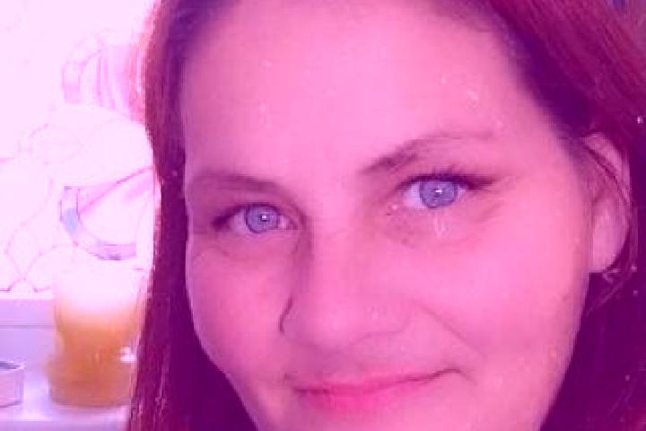 Lillian, 39, a red grey-eyed european companion based in Soignies. Offering Erotic Massage, Dinner Date, Domination. Available for incall and outcall, day an...