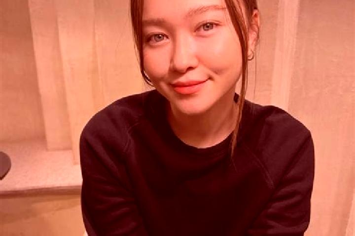 Lily, 20, a red blue-eyed asian companion based in Pantufo. Offering Couples, Domination, Erotic Massage. Available for incall and outcall, day and evening d...