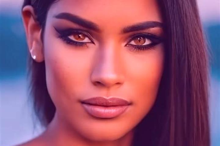 Lily, 21, a auburn amber-eyed latina companion based in Castelfidardo. Offering Striptease, CIM, 69. Available for incall and outcall, overnight bookings ava...