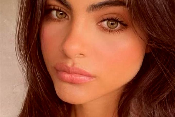 Lily, 21, a chestnut green-eyed indian companion based in Moorweg. Offering Overnight, Massage, Couples. Available for incall and outcall, day and evening da...