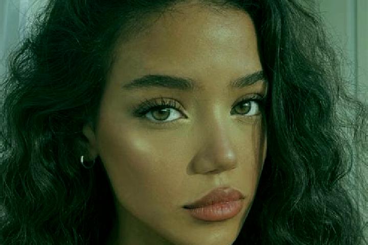 Lily, 21, a red brown-eyed ebony companion based in Villa Elisa. Offering Travel Companion, Dinner Date. Available for incall and outcall, day and evening da...
