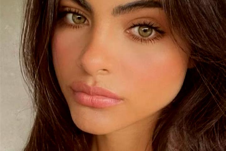 Lily, 23, a brunette grey-eyed middle eastern companion based in Pallarenda. Offering Roleplay, Fetish, Prostate Massage. Available for incall and outcall, o...