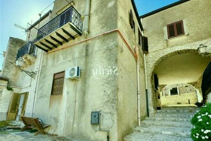 Lily, 24 — Escort in Palazzo Adriano, Italy