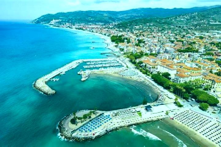 Lily, 33 — Escort in Diano Castello, Italy
