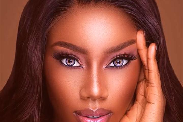 Lily, 34, a red blue-eyed ebony companion based in Vourey. Offering Erotic Massage, Deep French Kissing, Striptease. Available for incall and outcall, overni...