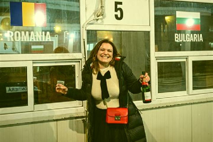 Lily, 36 — Escort in Oiejdea, Romania