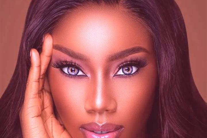 Lily, 38, a auburn blue-eyed ebony companion based in Tervete. Offering Roleplay, GFE, Erotic Massage. Available for incall and outcall, day and evening dates.
