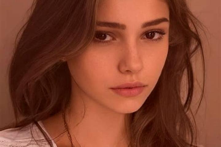 Lucy, 20, a chestnut hazel-eyed slavic companion based in L Alcudia de Crespins. Offering Couples, Prostate Massage, 69. Available for incall and outcall, da...
