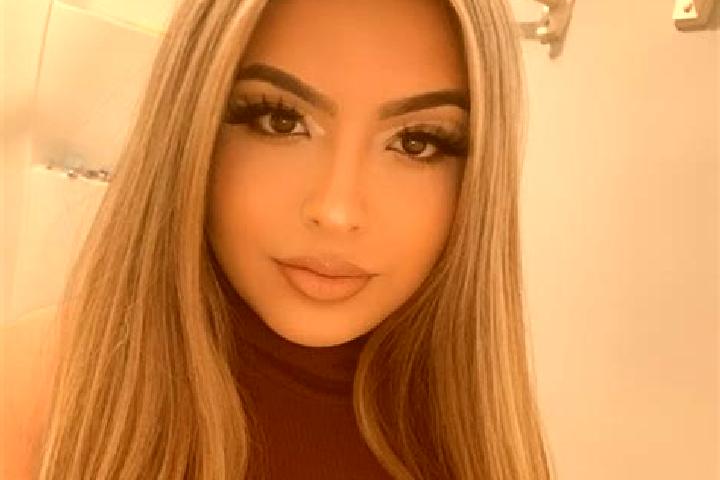 Luna, 20, a blonde amber-eyed latina companion based in Indaparapeo. Offering 69, Striptease, A-Level. Available for incall and outcall, overnight bookings a...