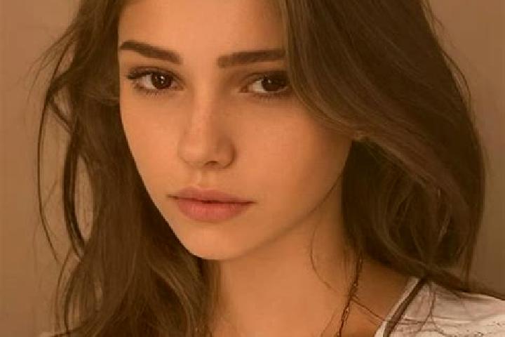 Luna, 23, a chestnut green-eyed slavic companion based in Kastel Novi. Offering Fetish, Couples, Erotic Massage. Available for incall and outcall, day and ev...