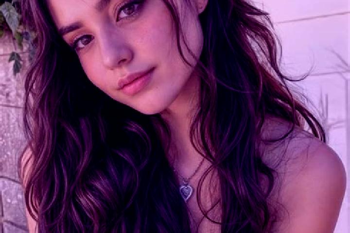 Luna, 24, a auburn hazel-eyed latina companion based in Banos. Offering CIM, Overnight, Deep French Kissing. Available for incall and outcall, day and evenin...