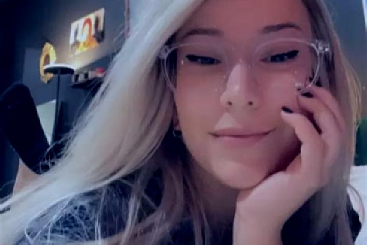 Luna, 25, a auburn amber-eyed slavic companion based in La Panouse. Offering Couples, Massage, Overnight, Striptease. Available for incall and outcall, overn...