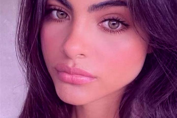 Luna, 26, a chestnut hazel-eyed indian companion based in Al Jawf. Offering Duos, Couples, BDSM. Available for incall and outcall, overnight bookings available.