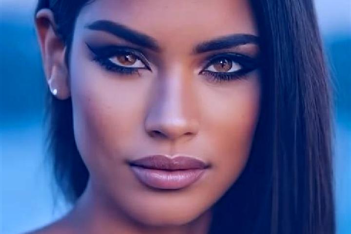 Luna, 27, a red dark-eyed latina companion based in Tutuyan. Offering Deep French Kissing, Party Girl. Available for incall and outcall, day and evening dates.